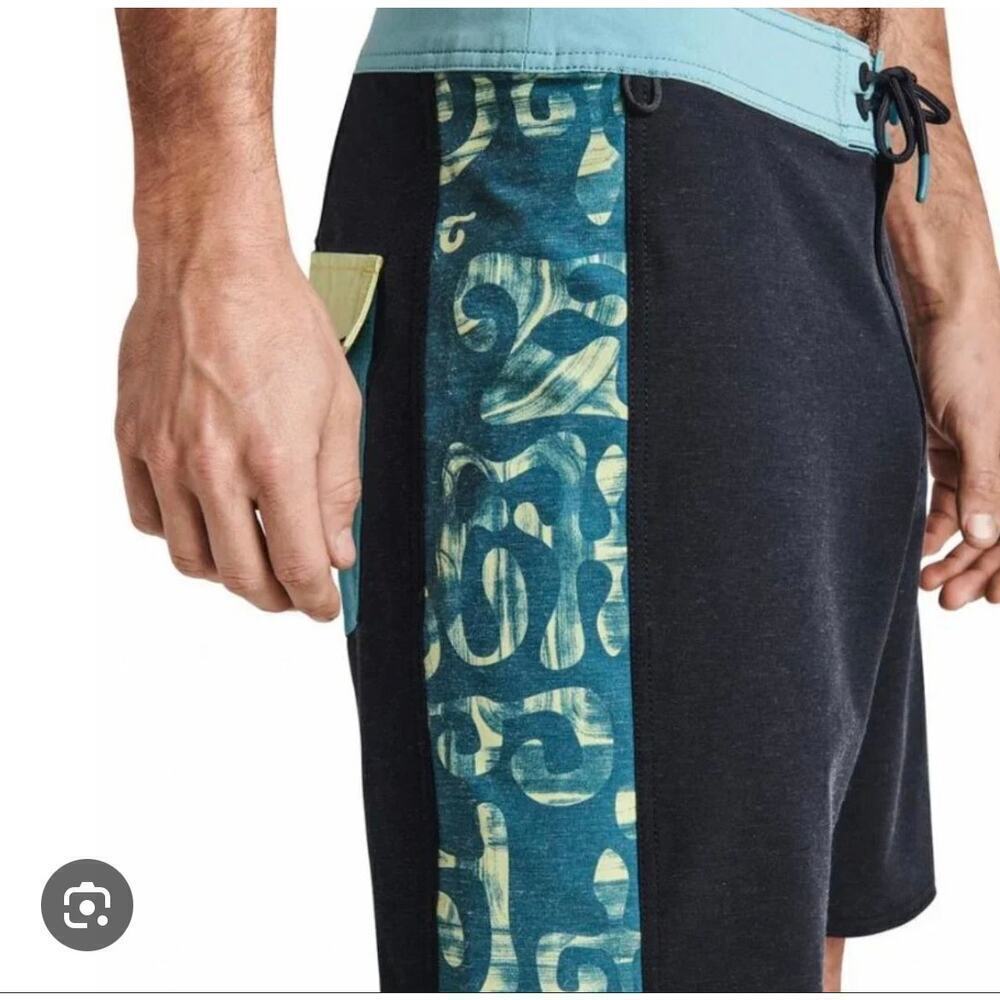 NWT Mens Roark Navy Blue Green Passage 17 Inch Boardshorts Batik Print Size 40